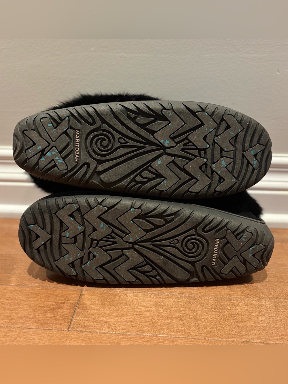 Manitobah Mukluks Keewatin Ankle Boots Black Suede Fur Bear Paw Beaded Design - Picture 8 of 9